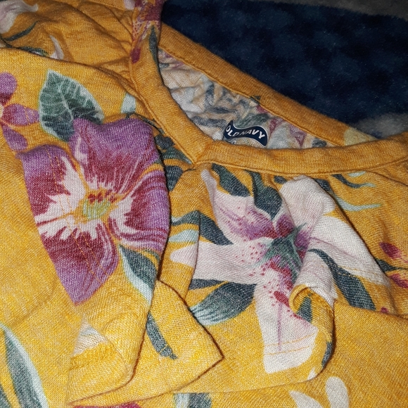 Old Navy Tops - ⭐Old Navy Ruffle Sweater Tanktop